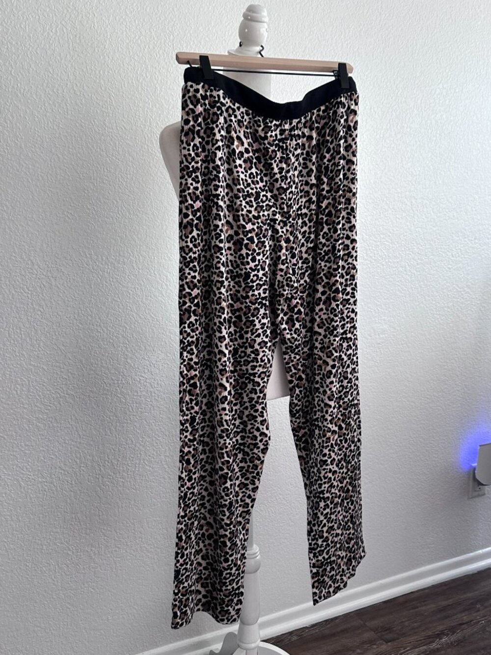 René Rofé Leopard Print Pajama Set Size Large Soft Stretch Lounge Set - Picture 9 of 12